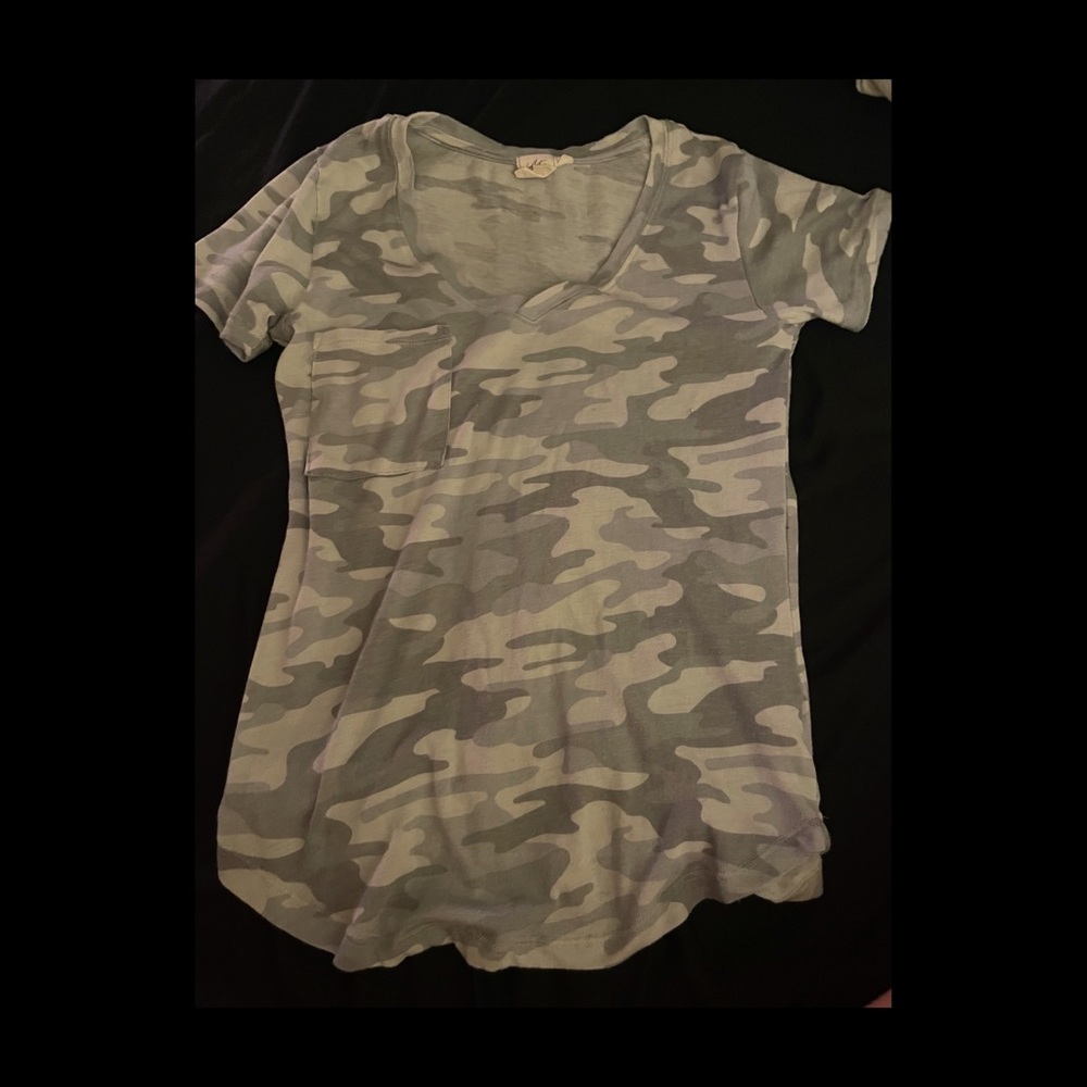 camouflage shirt. bought from buckle. size xs